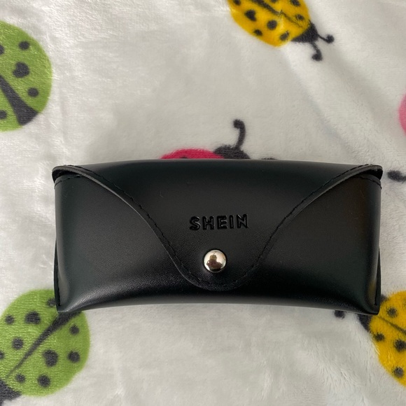 Women’s Accessories - Picture 12 of 16